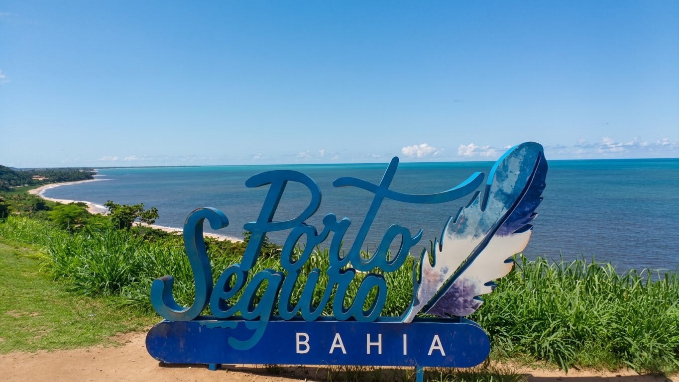 Letreiro Porto Seguro Bahia em um mirante de frente para o mar